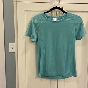 Old navy ladies seamless go-dry top. Size medium,luminous blue. Never worn.